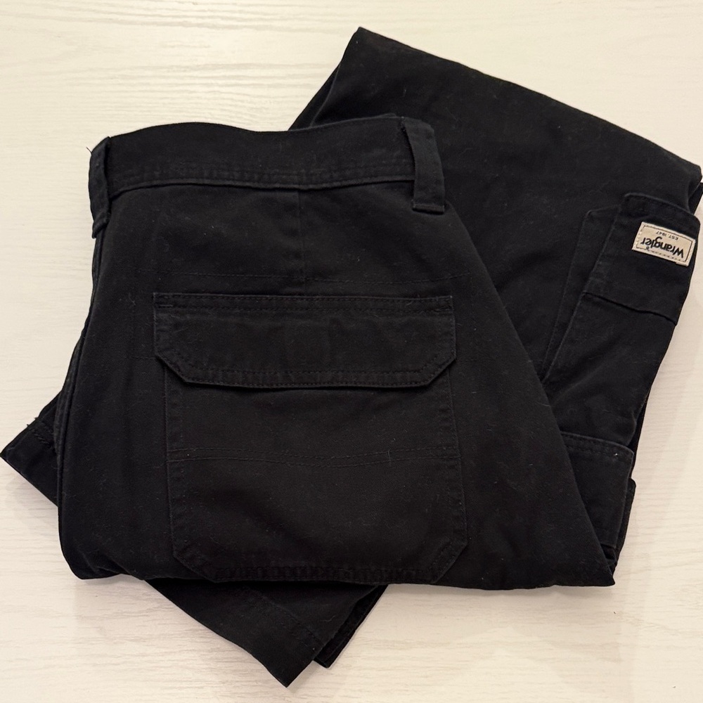 EUC Wrangler Black Cargo Pants 33x30